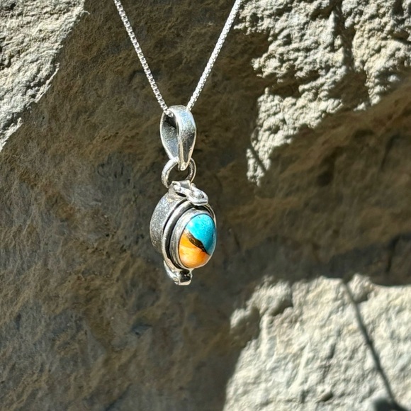 Spiny Oyster, Turquoise Poison Necklace - Picture 5 of 16